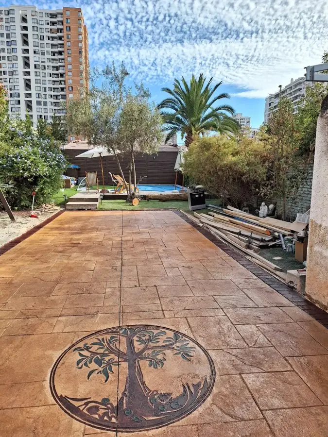 Patio con medallón del árbol de la vida (Diseño a medida)